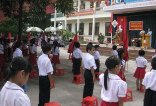 Hiệu trưởng - Nguyễn Thị Mơ đọc thư của Chủ tịch nước